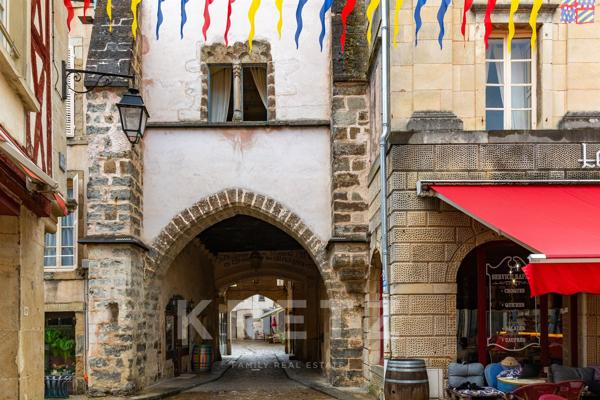 SEMUR -EN-AUXOIS -Demeure historique édifiée sur une Porte des remparts du XIVe siècle