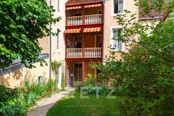 SEMUR -EN-AUXOIS -Demeure historique édifiée sur une Porte des remparts du XIVe siècle