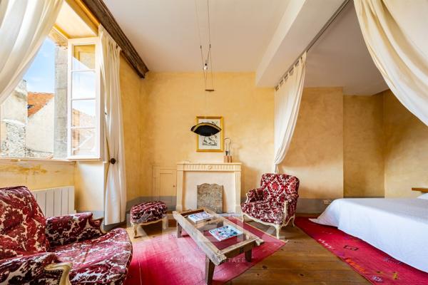 SEMUR -EN-AUXOIS -Demeure historique édifiée sur une Porte des remparts du XIVe siècle