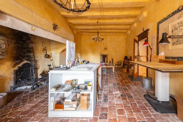 SEMUR -EN-AUXOIS -Demeure historique édifiée sur une Porte des remparts du XIVe siècle
