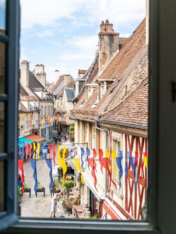 SEMUR -EN-AUXOIS -Demeure historique édifiée sur une Porte des remparts du XIVe siècle