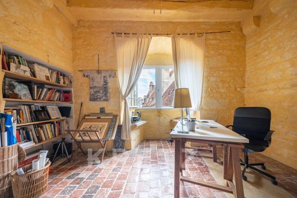 SEMUR -EN-AUXOIS -Demeure historique édifiée sur une Porte des remparts du XIVe siècle