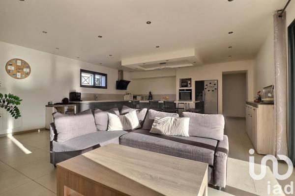 Maison traditionnelle 7 pièces de 134 m² à Le Cannet-des-Maures (83340)