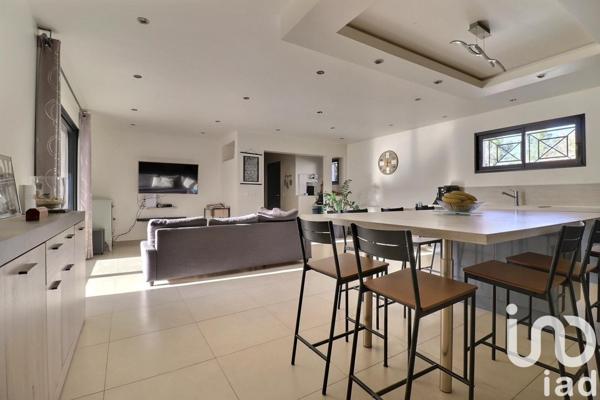 Maison traditionnelle 7 pièces de 134 m² à Le Cannet-des-Maures (83340)