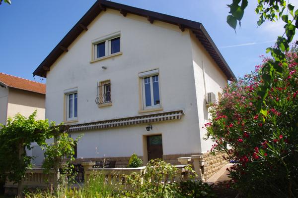 Bron entrée du 8 ème maison 5 chambres sur jardin 520 m²