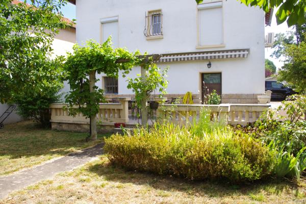 Bron entrée du 8 ème maison 5 chambres sur jardin 520 m²