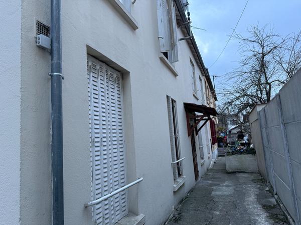 MONTREUIL, PROCHE DU PARC MONTREAU, GRANDE MAISON SUR 2 NIVEAUX AVEC ESPACES EXTERIEURS. IDEAL POUR UNE GRANDE FAMILLE, UNE ACQUISITION A 2 FAMILLES OU UN INVESTISSEMENT.