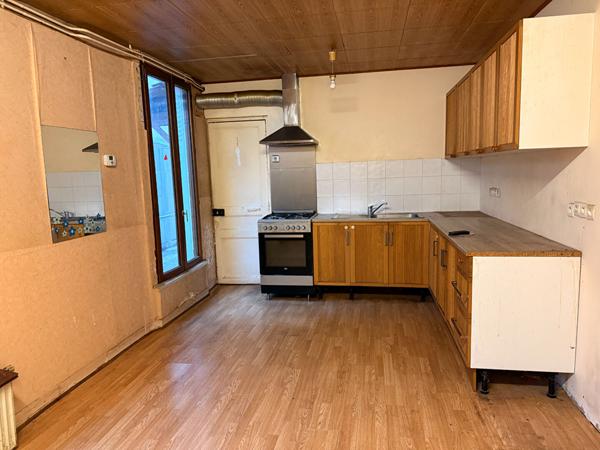 MONTREUIL, PROCHE DU PARC MONTREAU, GRANDE MAISON SUR 2 NIVEAUX AVEC ESPACES EXTERIEURS. IDEAL POUR UNE GRANDE FAMILLE, UNE ACQUISITION A 2 FAMILLES OU UN INVESTISSEMENT.