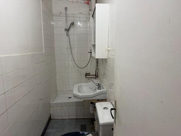 MONTREUIL, PROCHE DU PARC MONTREAU, GRANDE MAISON SUR 2 NIVEAUX AVEC ESPACES EXTERIEURS. IDEAL POUR UNE GRANDE FAMILLE, UNE ACQUISITION A 2 FAMILLES OU UN INVESTISSEMENT.