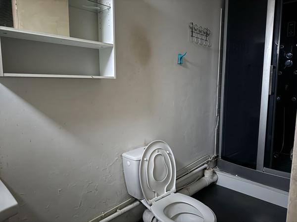 MONTREUIL, PROCHE DU PARC MONTREAU, GRANDE MAISON SUR 2 NIVEAUX AVEC ESPACES EXTERIEURS. IDEAL POUR UNE GRANDE FAMILLE, UNE ACQUISITION A 2 FAMILLES OU UN INVESTISSEMENT.