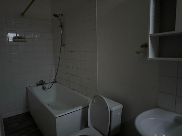 MONTREUIL, PROCHE DU PARC MONTREAU, GRANDE MAISON SUR 2 NIVEAUX AVEC ESPACES EXTERIEURS. IDEAL POUR UNE GRANDE FAMILLE, UNE ACQUISITION A 2 FAMILLES OU UN INVESTISSEMENT.