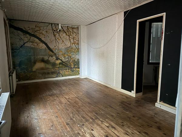 MONTREUIL, PROCHE DU PARC MONTREAU, GRANDE MAISON SUR 2 NIVEAUX AVEC ESPACES EXTERIEURS. IDEAL POUR UNE GRANDE FAMILLE, UNE ACQUISITION A 2 FAMILLES OU UN INVESTISSEMENT.