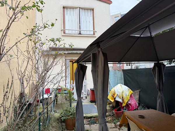 MONTREUIL, PROCHE DU PARC MONTREAU, GRANDE MAISON SUR 2 NIVEAUX AVEC ESPACES EXTERIEURS. IDEAL POUR UNE GRANDE FAMILLE, UNE ACQUISITION A 2 FAMILLES OU UN INVESTISSEMENT.