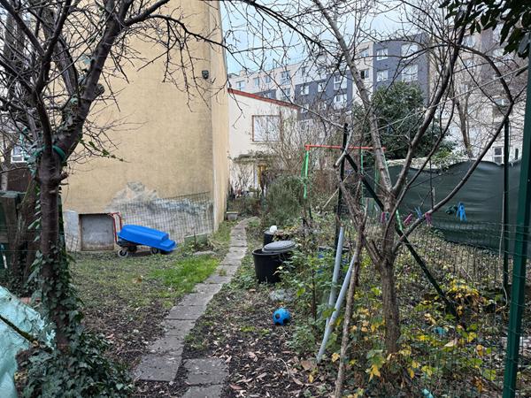 MONTREUIL, PROCHE DU PARC MONTREAU, GRANDE MAISON SUR 2 NIVEAUX AVEC ESPACES EXTERIEURS. IDEAL POUR UNE GRANDE FAMILLE, UNE ACQUISITION A 2 FAMILLES OU UN INVESTISSEMENT.