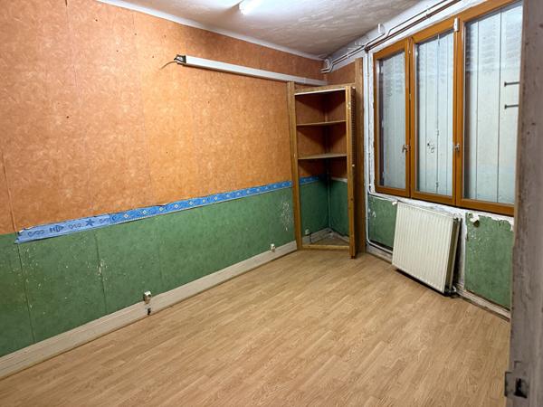 MONTREUIL, PROCHE DU PARC MONTREAU, GRANDE MAISON SUR 2 NIVEAUX AVEC ESPACES EXTERIEURS. IDEAL POUR UNE GRANDE FAMILLE, UNE ACQUISITION A 2 FAMILLES OU UN INVESTISSEMENT.