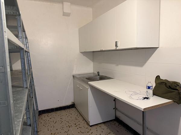 MONTREUIL, PROCHE DU PARC MONTREAU, GRANDE MAISON SUR 2 NIVEAUX AVEC ESPACES EXTERIEURS. IDEAL POUR UNE GRANDE FAMILLE, UNE ACQUISITION A 2 FAMILLES OU UN INVESTISSEMENT.