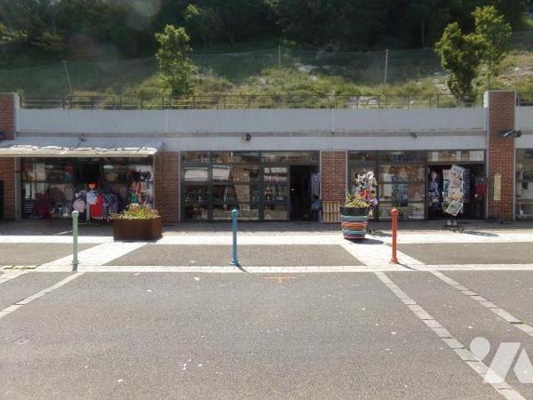 Boutique de souvenirs prés du Funiculaire comprenant;
- Une 1 ere partie commerciale de 104m² T...