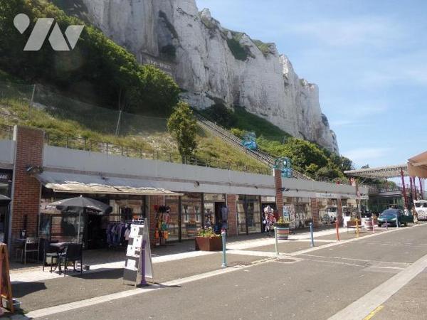 Boutique de souvenirs prés du Funiculaire comprenant;
- Une 1 ere partie commerciale de 104m² T...