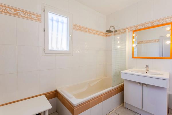 Maison 5 chambres avec grand jardin et piscine – Istres/Trigance