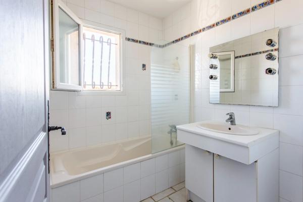 Maison 5 chambres avec grand jardin et piscine – Istres/Trigance