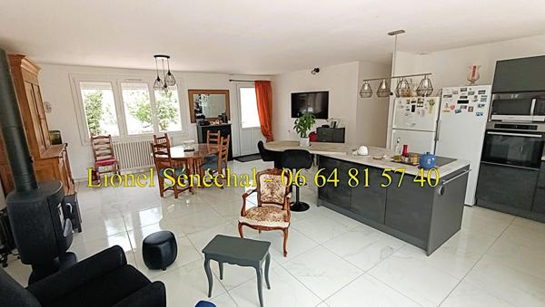 Maison rénovée, lumineuse et peu énergivore entièrement de plain - pied 7 pièces de 90 m2 sur une parcelle de plus de 4 000 m2 (dont une parcelle de 2 200 m2 constructible)