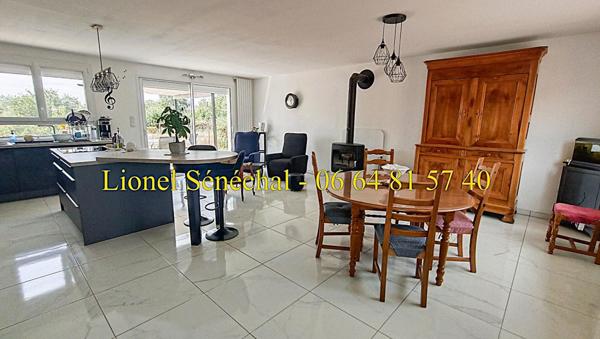 Maison rénovée, lumineuse et peu énergivore entièrement de plain - pied 7 pièces de 90 m2 sur une parcelle de plus de 4 000 m2 (dont une parcelle de 2 200 m2 constructible)