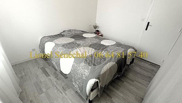 Maison rénovée, lumineuse et peu énergivore entièrement de plain - pied 7 pièces de 90 m2 sur une parcelle de plus de 4 000 m2 (dont une parcelle de 2 200 m2 constructible)