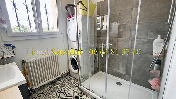 Maison rénovée, lumineuse et peu énergivore entièrement de plain - pied 7 pièces de 90 m2 sur une parcelle de plus de 4 000 m2 (dont une parcelle de 2 200 m2 constructible)