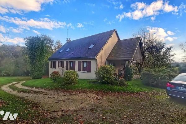 La maison, en parfait état d'entretien, se compose :
Au rez-de-chaussée : un vaste salon-séjou...