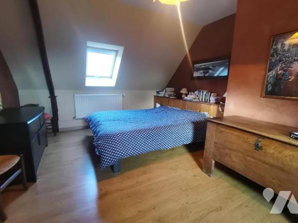 La maison, en parfait état d'entretien, se compose :
Au rez-de-chaussée : un vaste salon-séjou...