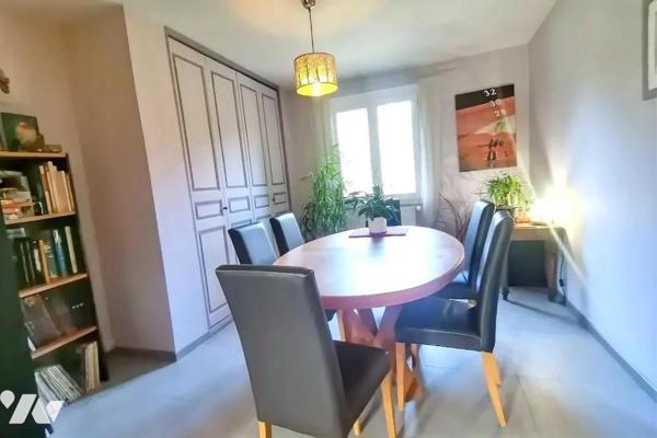 La maison, en parfait état d'entretien, se compose :
Au rez-de-chaussée : un vaste salon-séjou...