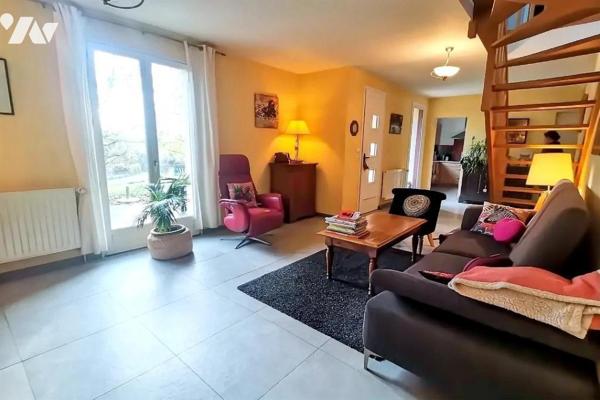 La maison, en parfait état d'entretien, se compose :
Au rez-de-chaussée : un vaste salon-séjou...