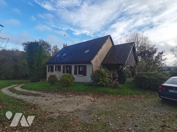 La maison, en parfait état d'entretien, se compose :
Au rez-de-chaussée : un vaste salon-séjou...