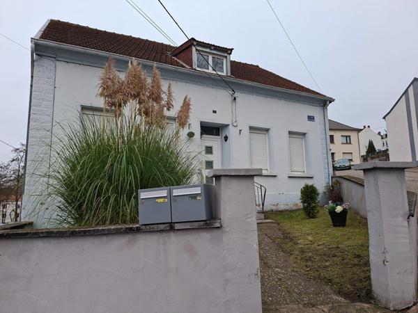 Maison de ville de deux appartements!