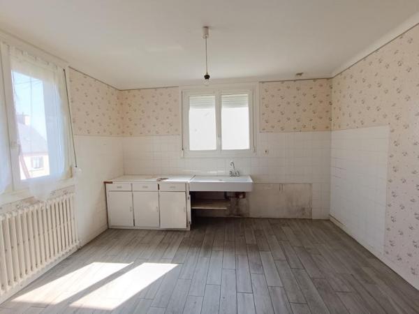 29520 Châteauneuf du Faou maison de ville 3 chambres, sous sol complet et combles aménageables