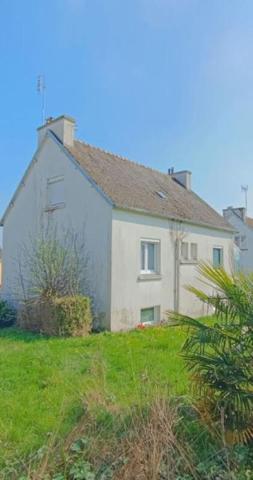 29520 Châteauneuf du Faou maison de ville 3 chambres, sous sol complet et combles aménageables