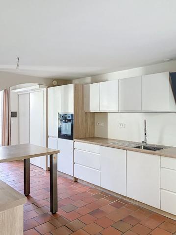 A vendre , maison ancienne en plein centre ville d'Avrille avec une parcelle de plus de 400m², 3 chambres,poêle à granulés tomettes, poutres, jardin et garage.A 200m des commerces et du tramway.