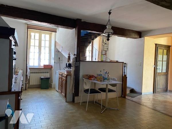 A voir belle maison de bourg avec jardin clos