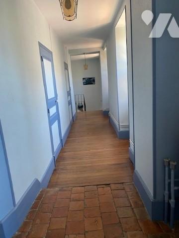 A voir belle maison de bourg avec jardin clos