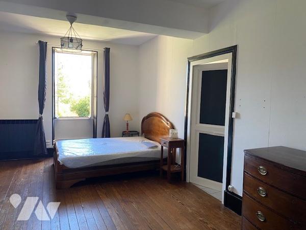 A voir belle maison de bourg avec jardin clos