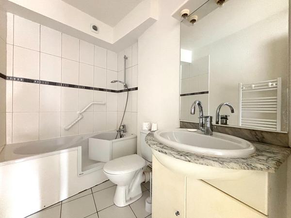 A vendre - Appartement type 1 de 27 m² avec place de stationnement et libre de locataire "Angers Lafayette/ proche Gare"