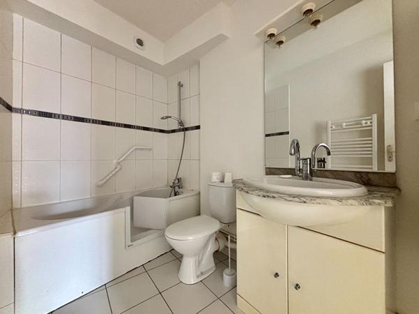 A vendre - Appartement type 1 de 27 m² avec place de stationnement et libre de locataire "Angers Lafayette/ proche Gare"