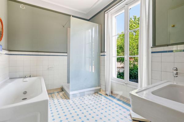 Propriété d'exception: ensemble immobilier de 2 maisons sur terrain arboré de 1400 m2