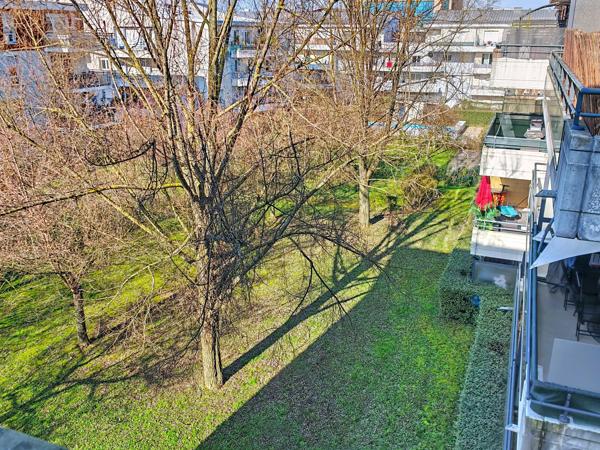 Appartement
                                                                                                                                                                                                                                                                                                                        4 pièce(s)                                                                                                                                                                                                          3 chambre(s)                                                                                                                                                                                                          82  m²