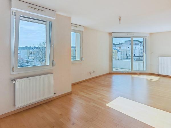 Appartement
                                                                                                                                                                                                                                                                                                                        4 pièce(s)                                                                                                                                                                                                          3 chambre(s)                                                                                                                                                                                                          82  m²
