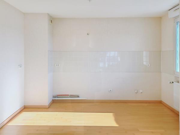Appartement
                                                                                                                                                                                                                                                                                                                        4 pièce(s)                                                                                                                                                                                                          3 chambre(s)                                                                                                                                                                                                          82  m²