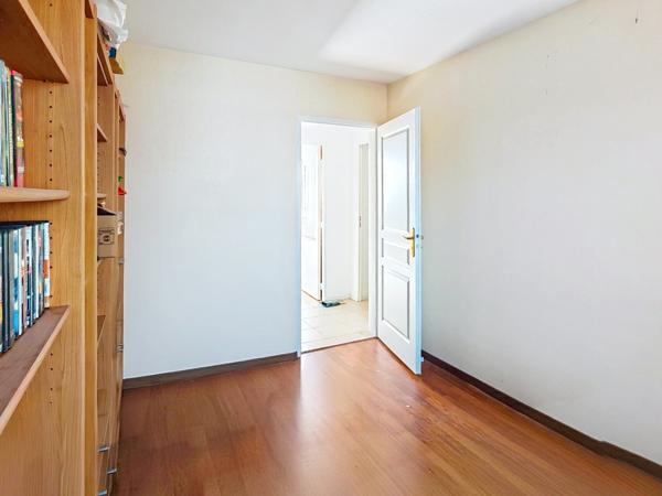 Appartement
                                                                                                                                                                                                                                                                                                                        4 pièce(s)                                                                                                                                                                                                          3 chambre(s)                                                                                                                                                                                                          82  m²