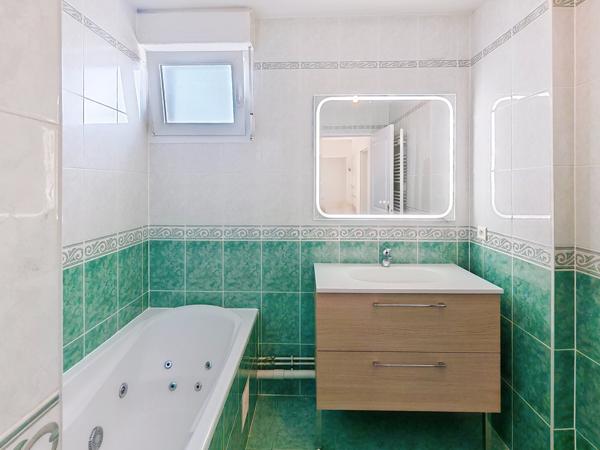 Appartement
                                                                                                                                                                                                                                                                                                                        4 pièce(s)                                                                                                                                                                                                          3 chambre(s)                                                                                                                                                                                                          82  m²
