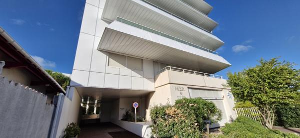 Appartement
         2 pièces
        - 50 m² 399 900 € *
