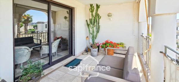 Appartement à vendre 4 pièces SANARY SUR MER (83) + 2 garages + Parking.